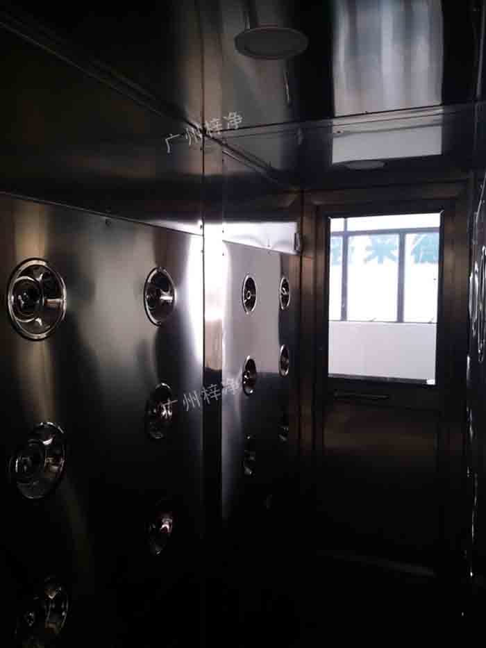 門(mén)禁刷卡風(fēng)淋室內(nèi)結(jié)構(gòu)整個(gè)產(chǎn)品外形板材采用304不銹鋼板材沖壓成型，防銹、堅(jiān)固耐用