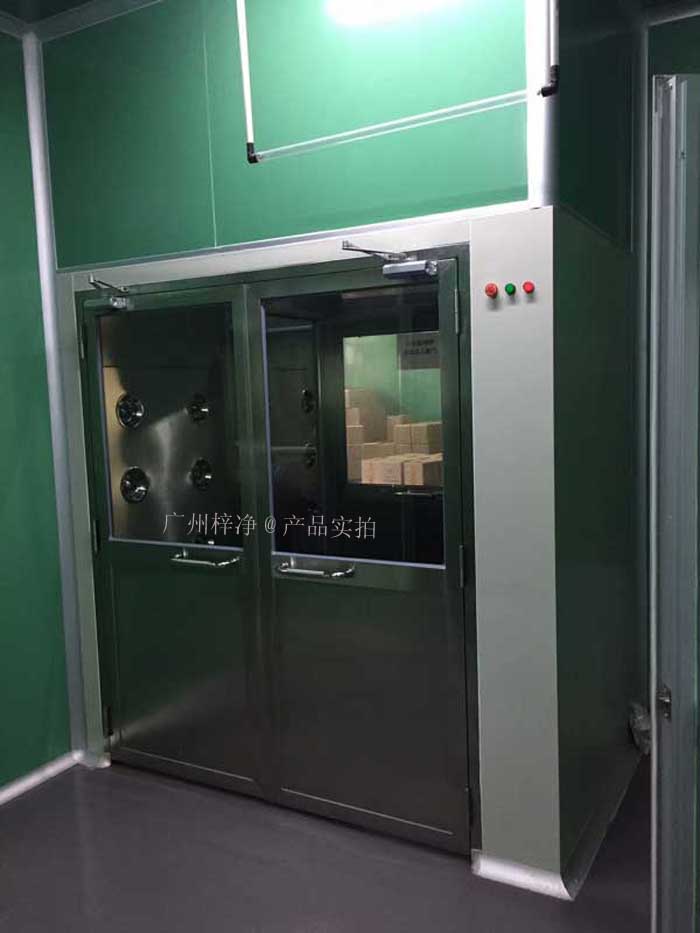風(fēng)淋室（又名空氣浴塵室、風(fēng)淋房、風(fēng)淋門、空氣吹淋室、AIR SHOWER，風(fēng)淋設(shè)備，風(fēng)淋機(jī)之類）