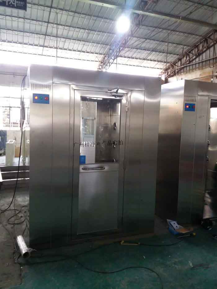 風(fēng)淋室應(yīng)配備高效過濾器，確保過濾效率達到行業(yè)要求。