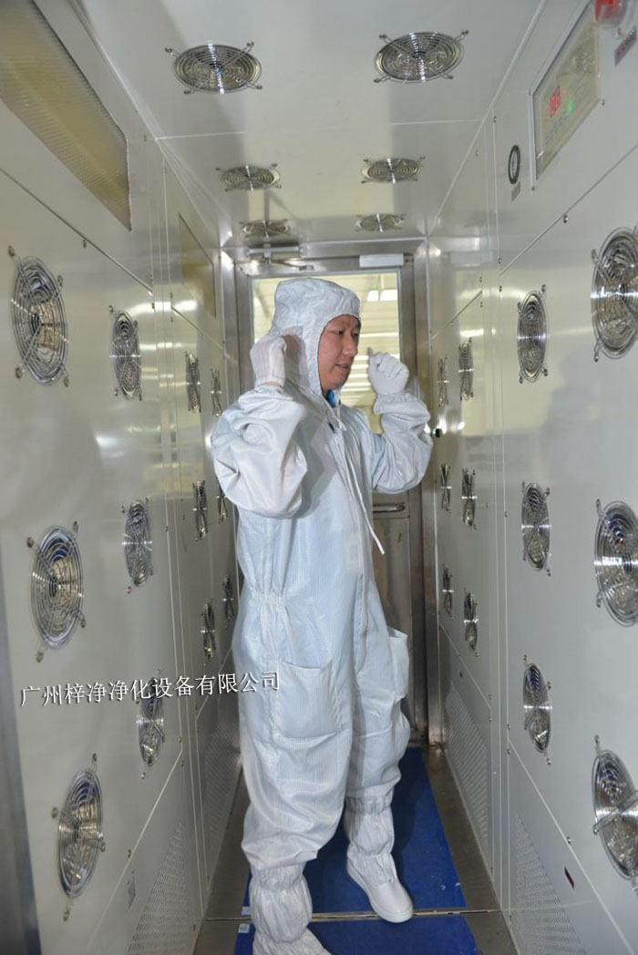 風(fēng)淋室是一種用于去除人員、物料表面塵埃的凈化設(shè)備