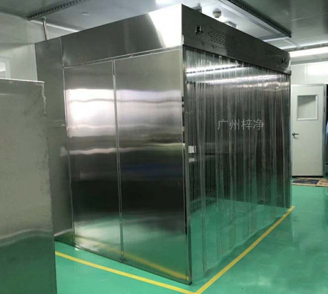 負壓稱量罩內(nèi)空氣經(jīng)初效過濾器、由離心風機壓入靜壓箱，在經(jīng)高效過濾器后從氣流擴散送風單元出風面吹出，潔凈空氣以均勻的斷面風速流經(jīng)工作區(qū)，從而形成高潔凈的工作環(huán)境。