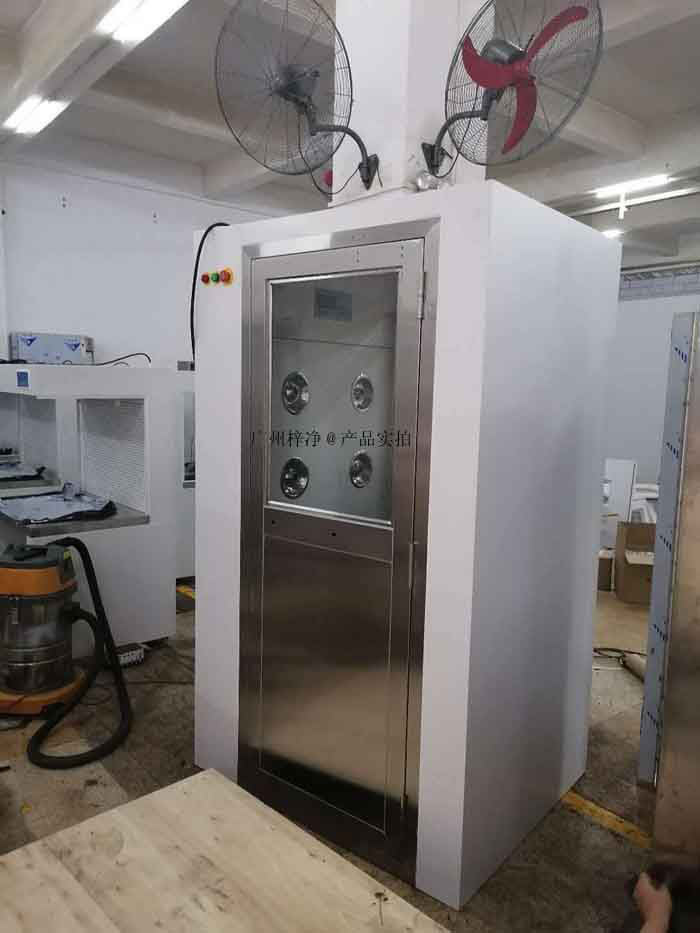 定期檢查風(fēng)淋室的各個部件，如門密封、風(fēng)速、風(fēng)量和控制系統(tǒng)，確保其正常運行。