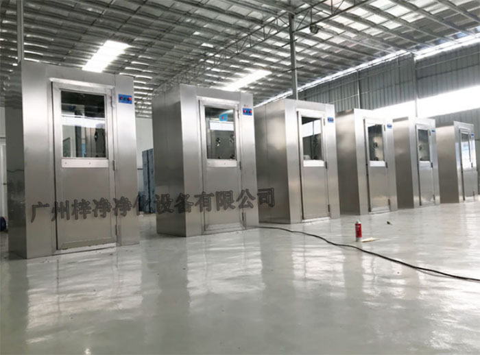 全不銹鋼風(fēng)淋室的設(shè)計使用壽命可達(dá)10年以上。