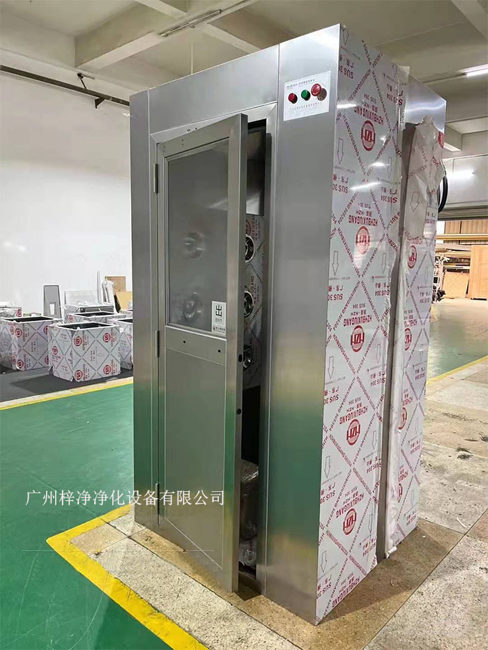 風(fēng)淋室是潔凈室中用于人員凈化的重要裝置。