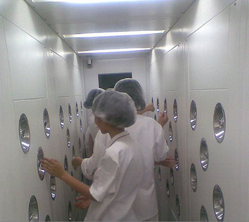 在進入風淋室之前，必須先脫去個人衣物，更換成潔凈服。