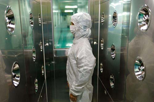 風淋室和貨淋室吹淋過程產生的灰塵通過三重機制實現(xiàn)定向處理。