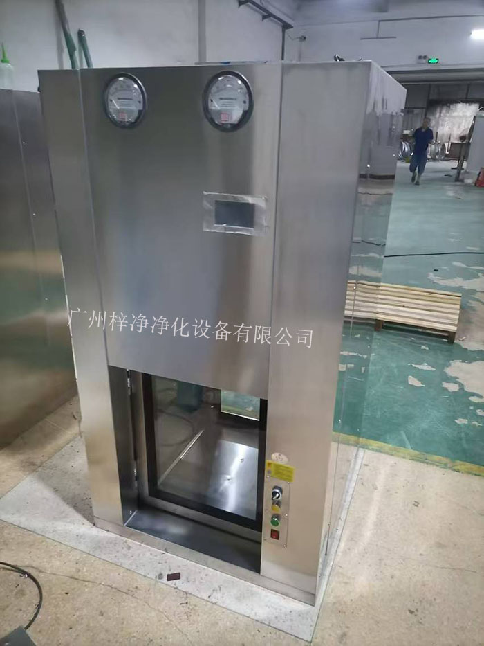 使用前應(yīng)檢查傳遞窗的外觀是否完好