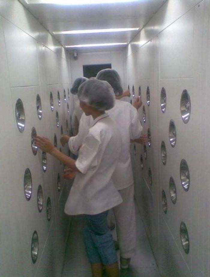 正確使用風(fēng)淋室不僅能夠有效保證潔凈室內(nèi)的環(huán)境潔凈度，還能延長設(shè)備的使用壽命。