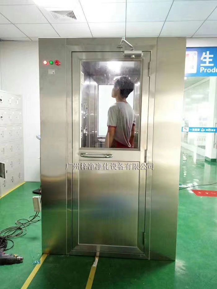 風(fēng)淋室工作原理是通過高速氣流的沖擊，有效清除進(jìn)入潔凈室的人員、物料表面攜帶的塵埃和污染物。