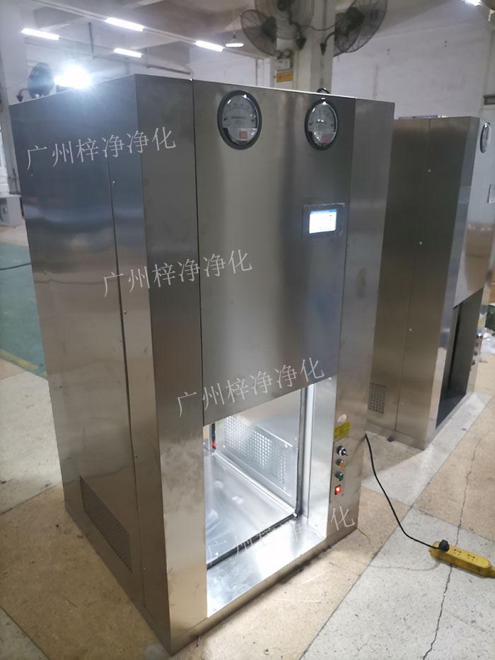 當(dāng)傳遞窗與機(jī)器人連接時(shí)，機(jī)器人可以自動(dòng)從傳遞窗中取出或放入物料，實(shí)現(xiàn)物料的自動(dòng)傳遞。