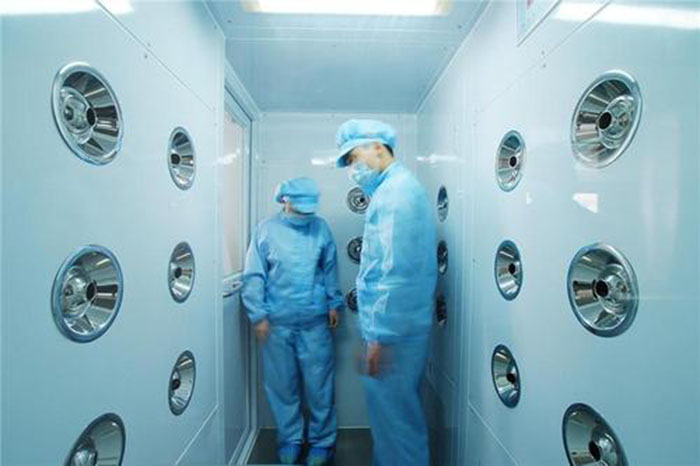 風(fēng)淋室的主要功能是通過高速氣流對(duì)人體或物品進(jìn)行瞬間凈化。