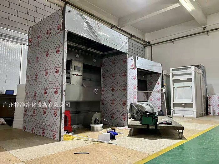 負壓稱稱量罩通過創(chuàng)造一個低氣壓的環(huán)境，防止生產(chǎn)過程中的粉塵、揮發(fā)物等有害物質(zhì)逸散到外界環(huán)境中，同時確保稱量結(jié)果的準確性。