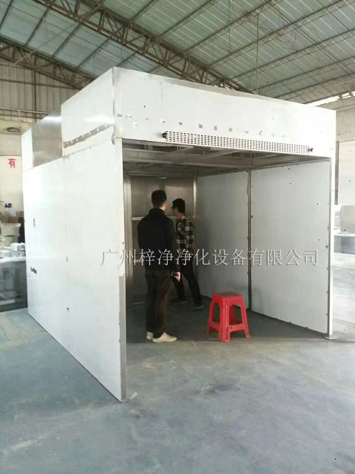 負壓稱稱量罩通過創(chuàng)造一個低氣壓的環(huán)境，防止生產(chǎn)過程中的粉塵、揮發(fā)物等有害物質(zhì)逸散到外界環(huán)境中，同時確保稱量結(jié)果的準確性。