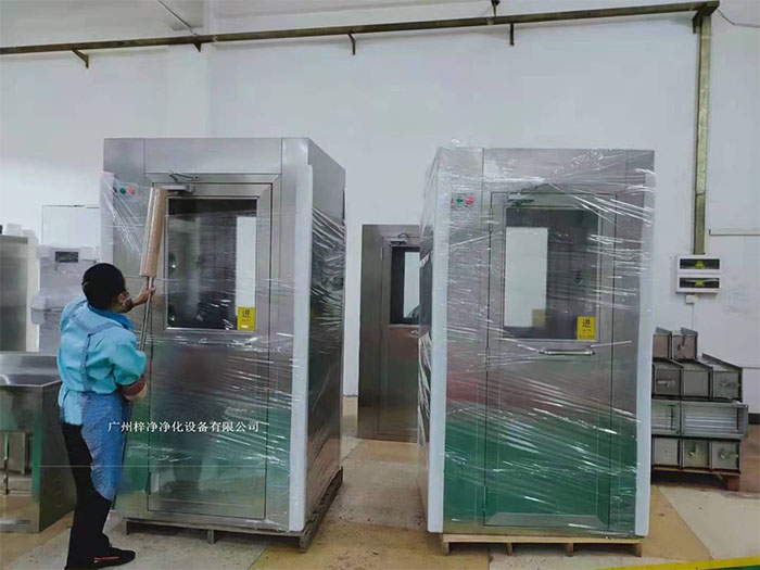 在風(fēng)淋室外部包裝上，使用纏繞膜可以進一步提高包裝的密封性和抗沖擊性。