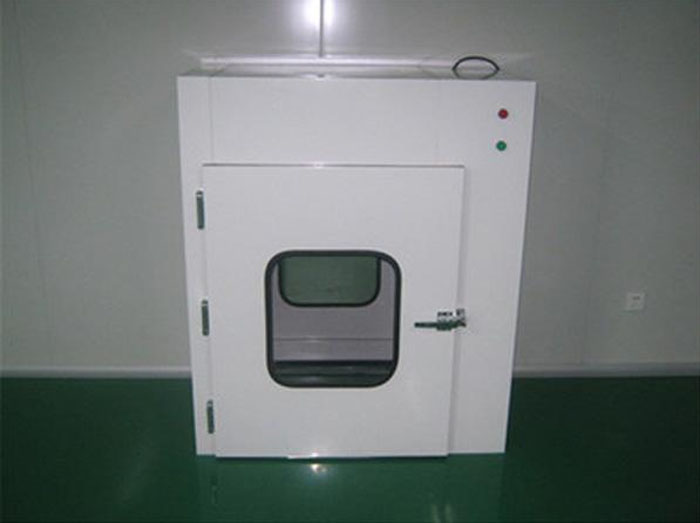 落地式傳遞窗在物料進出潔凈區(qū)，必須嚴格與人流通道分開，由生產(chǎn)車間物料專用通道進出。