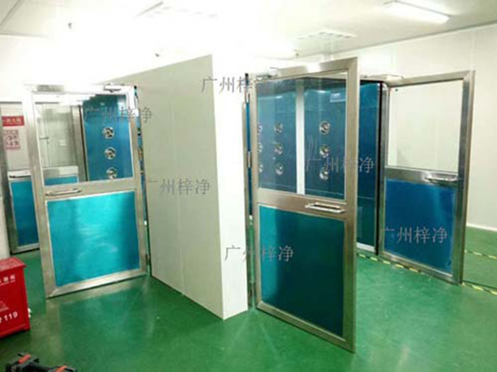 轉(zhuǎn)角風(fēng)淋室應(yīng)安裝在潔凈車間內(nèi)部人流物流頻繁且潔凈度要求較高的區(qū)域。通常位于轉(zhuǎn)角或門口等關(guān)鍵位置。
