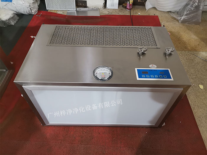 潔凈層流罩是一種用于保護(hù)局部區(qū)域免受塵埃和微生物污染的層流設(shè)備。