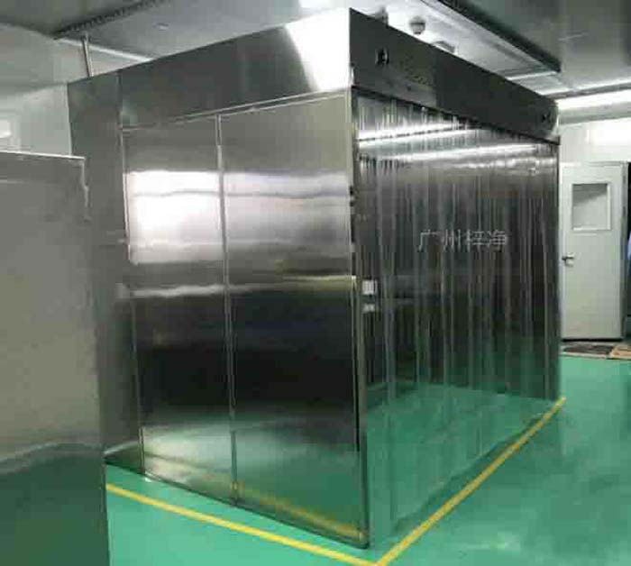 潔凈層流罩通過(guò)特殊的氣流組織，形成均勻、穩(wěn)定的氣流層，確保工作區(qū)域內(nèi)的空氣潔凈度。