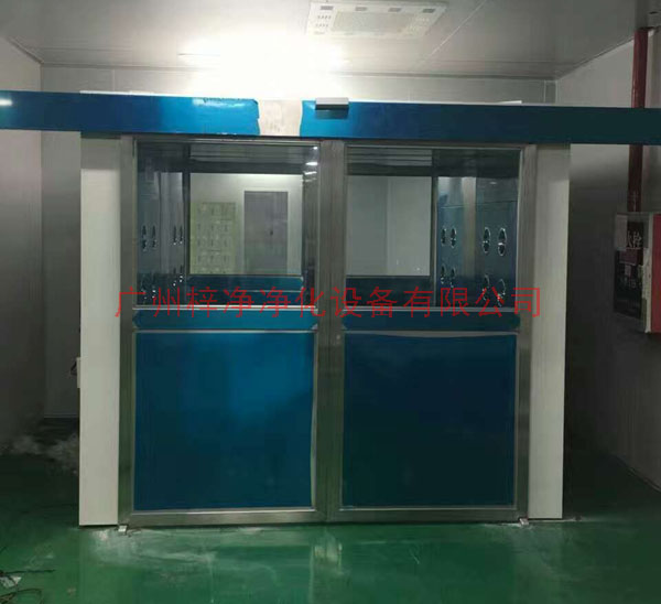 自動門風(fēng)淋室感應(yīng)探測器探測到有人進入時，將脈沖信號傳給主控器