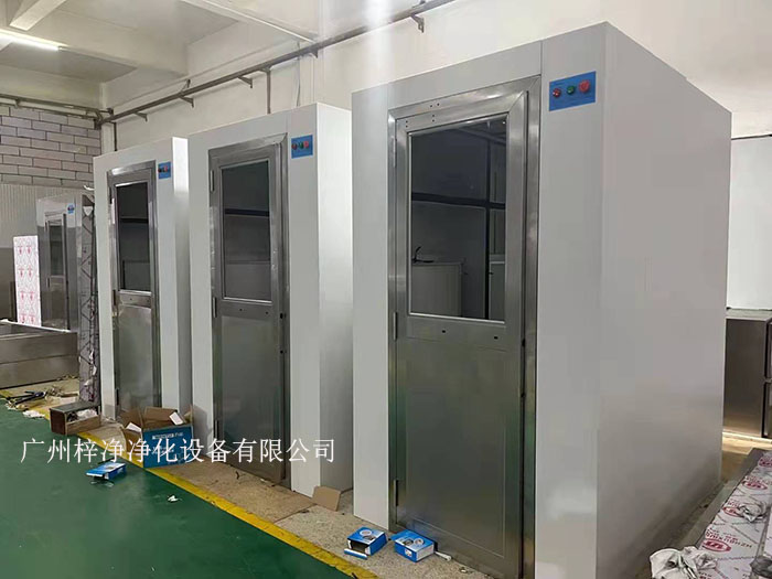 普通風(fēng)淋室需手動開關(guān)門，操作相對較為繁瑣。