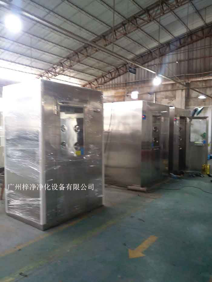 在運(yùn)輸過程中，風(fēng)淋室可能會(huì)受到振動(dòng)和沖擊