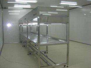 超凈工作臺是種提供局部凈化的凈化設(shè)備，它的使用對改善工藝條件，提高產(chǎn)品質(zhì)量和增大成品率均有良好的效果。簡單的說就是：在特定的空間，進行殺菌凈化的一種設(shè)備。</