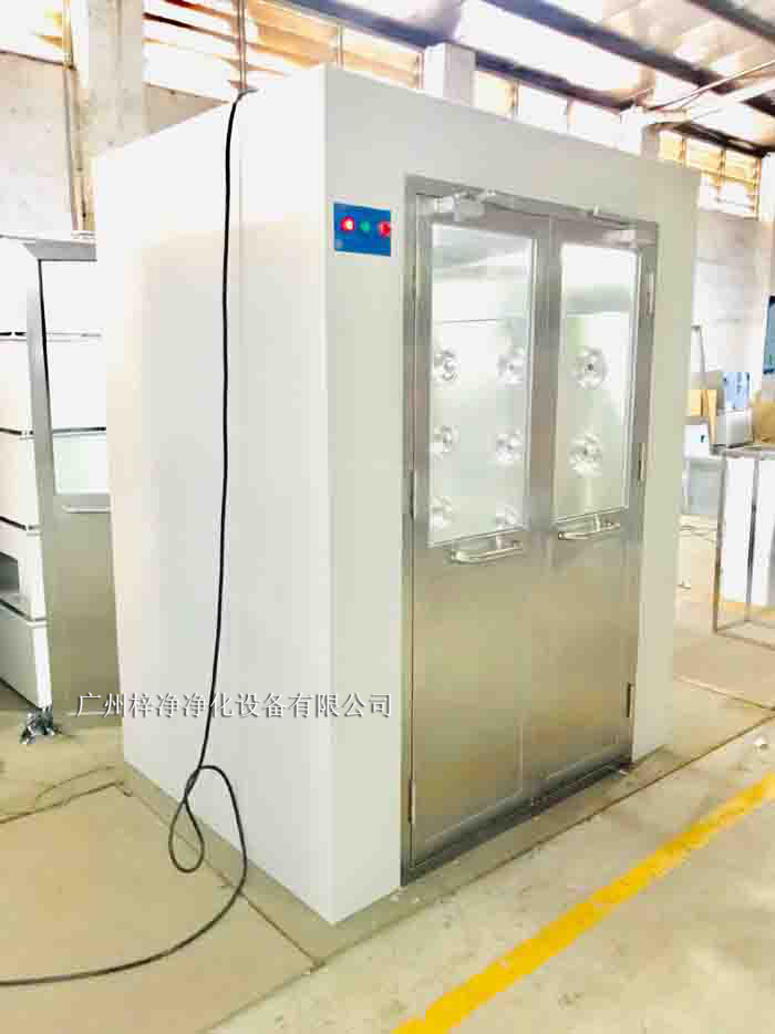 風(fēng)淋室專減少人員進(jìn)出潔凈室時(shí)帶來的塵埃和微生物